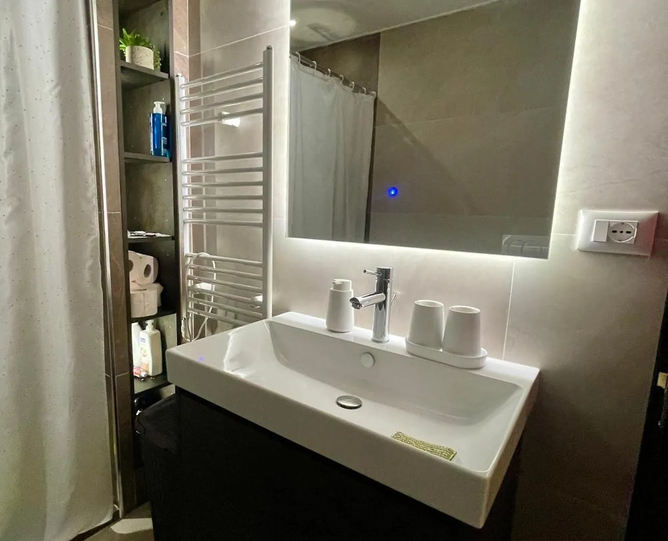 Vacation Vibes - Modern Apartment In Golem Near Sea 0*,  Albánia