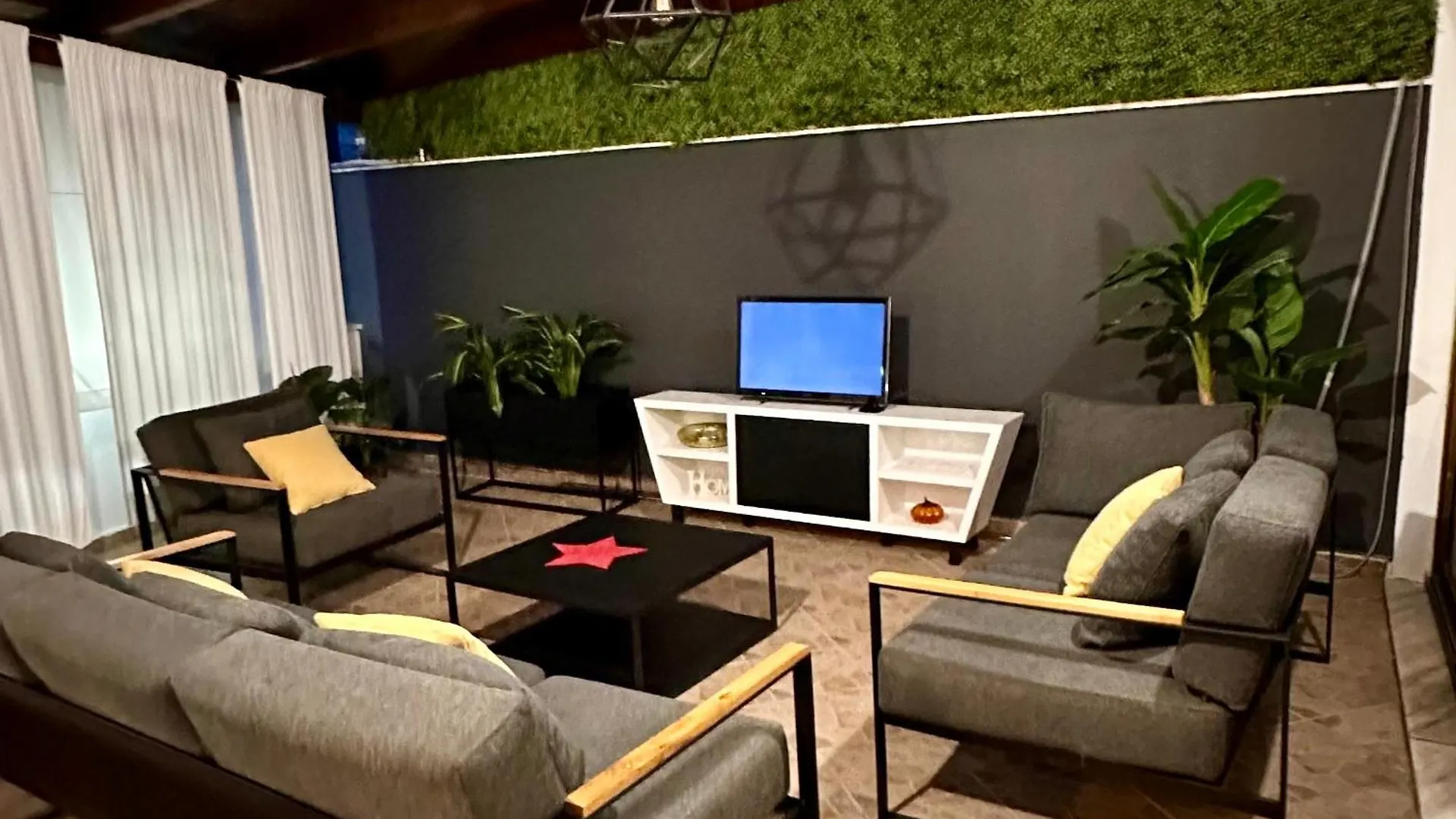 Vacation Vibes - Modern Apartment In Golem Near Sea 0*,  Albánia